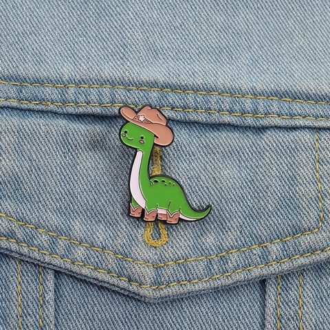 Creativa Spilla in Smalto di Lega di Zinco a Forma di Dinosauro Cowboy Cartone Animato Simpatica Spilla con Animale Verde per Abbigliamento Borse Accessori Gioielli Regalo