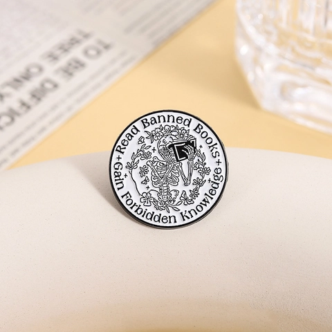 Broche de Esmalte Geométrico Redondo Esqueleto Leyendo Libro Pin de Esmalte Blanco y Negro Con Eslogan Read Banned Books para Halloween Fiesta Joyería Unisex Insignia