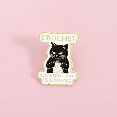 Simpatica Spilla in Smalto con Gatto Nero che Lavora all'Uncinetto Slogan Umoristico Spilla in Lega di Zinco per Vestiti e Borse Gioielli Unisex