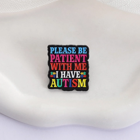 Spilla in Smalto Consapevolezza Autismo Lega Brosche Please Be Patient With Me Scritta Puzzle Distintivo Decorazione Vestiti Borsa Regalo