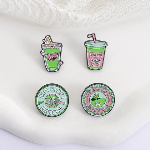 Spilla in Smalto Matcha Lega Cartone Animato Tè Verde Bevanda Forma Distintivo Vestiti Creativi Borsa Accessori Donna Uomo