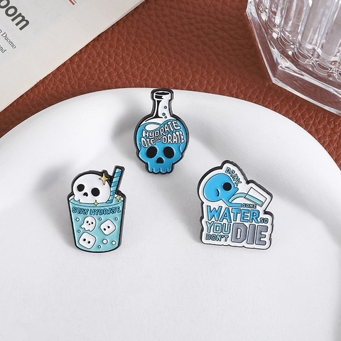 Spilla in Smalto a Forma di Bottiglia d'Acqua con Teschio Serie Blu Distintivo Creativo in Lega di Zinco per Zaino Abbigliamento Unisex