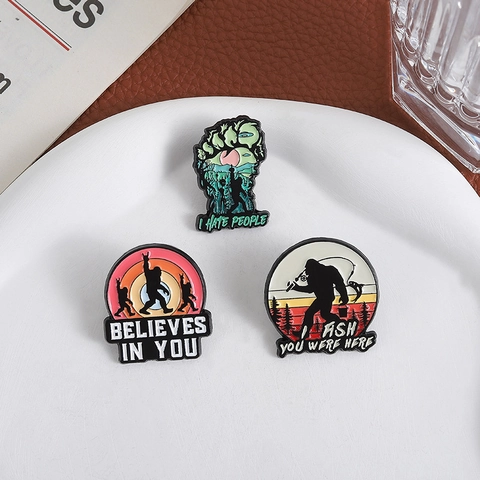 Creativa Spilla in Smalto Bigfoot Sasquatch Divertente Cartone Animato in Lega di Zinco Distintivo per Zaino Vestiti Accessorio
