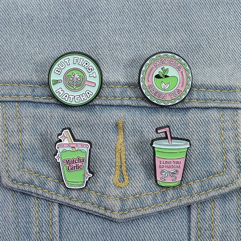 Pin de Esmalte de la Serie Matcha Lindo Dibujo Animado Bebida Verde Broche de Aleación de Zinc para Mochila de Mujer Joyería Regalo