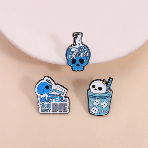 Spilla in Smalto a Forma di Bottiglia d'Acqua con Teschio Serie Blu Distintivo Creativo in Lega di Zinco per Zaino Abbigliamento Unisex