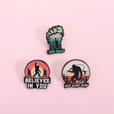 Divertente Spilla in Smalto Bigfoot Cartoon Sasquatch Spilla in Lega di Zinco Slogan I Hate People I Fish You Were Here Gioielli
