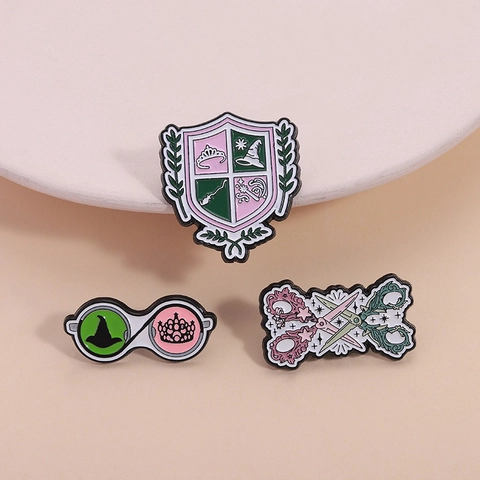 Magie Akademie Emaille Anstecknadel Rosa Grün Hexenhut Schild Wappen Brille Schere Revers Brosche Mode Schmuck Geschenk