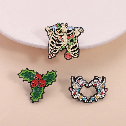 Broche Esmaltado Esqueleto Navidad Halloween Creativo Aleación Costillas Calavera Corazón Insignia Para Ropa Mochila Accesorios