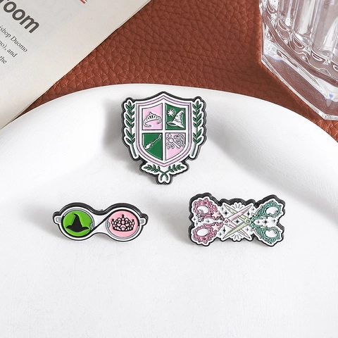 Magie Akademie Emaille Anstecknadel Rosa Grün Hexenhut Schild Wappen Brille Schere Revers Brosche Mode Schmuck Geschenk