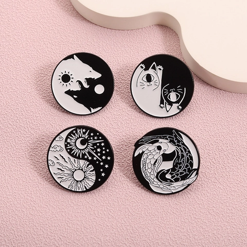 Yin Yang Emaille Broche Pin Minimalistisch Zwart Wit Legering Kat Wolf Koi Vis Zon Maan Patroon Ronde Badge Sieraden Accessoire
