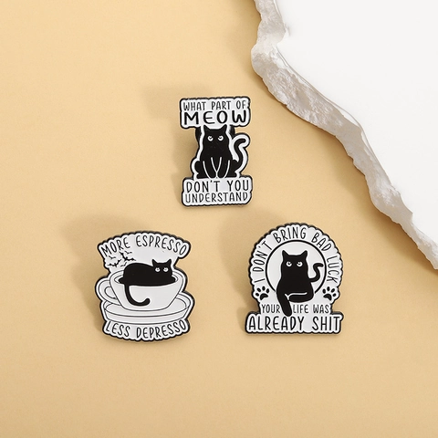 Humoristische Zwarte Kat Emaille Broche Grappige Meow Citaat Espresso Bad Luck Metalen Badge Voor Kleding Rugzak Hoed