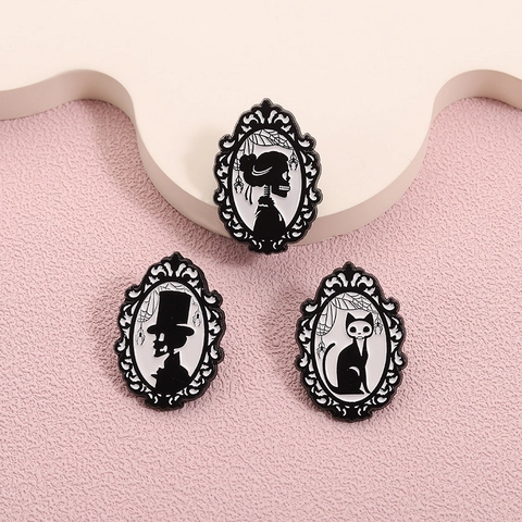 Vintage Gothic Emaille Brosche Pin Schwarz Weiß Viktorianischer Rahmen Skelett Dame Herr Katze Spinnennetz Halloween Schmuck