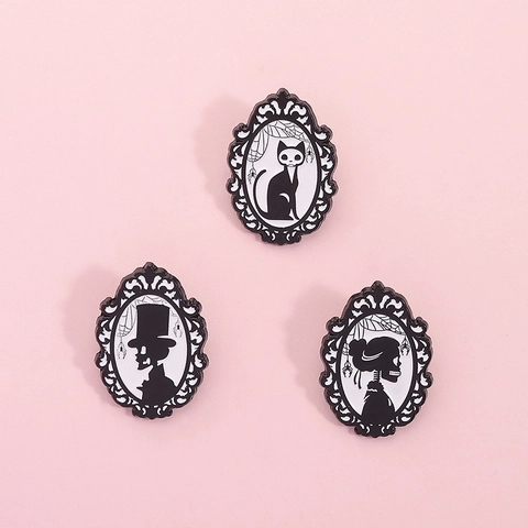 Vintage Gothic Emaille Brosche Pin Schwarz Weiß Viktorianischer Rahmen Skelett Dame Herr Katze Spinnennetz Halloween Schmuck