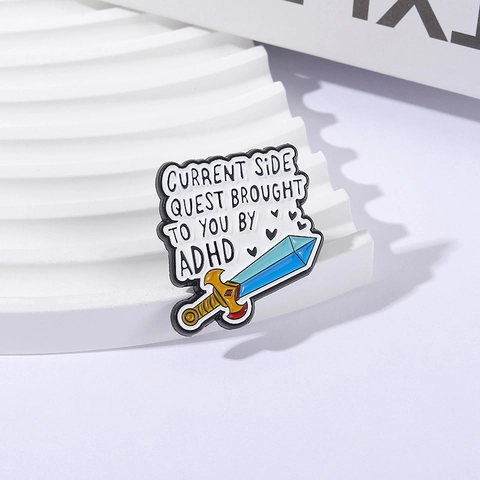 Lustige ADHD Current Side Quest Emaille Pin Kreative Schwert Metall Brosche Abzeichen Schmuck Geschenk Für Freunde Herren Damen