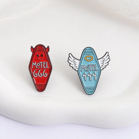 Creative Angelo Diavolo Spille Smaltate Retro Motel Etichetta Chiave Distintivo Personalità Rosso Blu Lega Spilla Gioielli