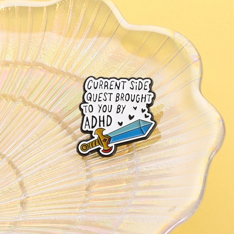 Grappige Cartoon Zwaard Emaille Pin Current Side Quest ADHD Lettering Badge Creatieve Legering Broche Voor Rugzakken
