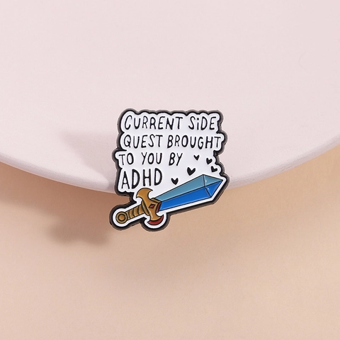 Grappige Cartoon Zwaard Emaille Pin Current Side Quest ADHD Lettering Badge Creatieve Legering Broche Voor Rugzakken