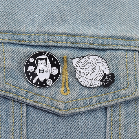 Spilla in Smalto Gatto Spaziale Astronauta Razzo Set Cartone Animato Lega di Zinco Pianeta Distintivo per Abbigliamento Zaino Unisex Accessori Gioielli