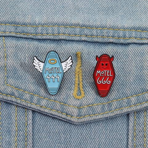 Broche Émail Étiquette Clé Motel Rétro Diable Ange Motel 666 444 Badge en Alliage de Zinc pour Veste Sac à Dos Vêtements Bijoux