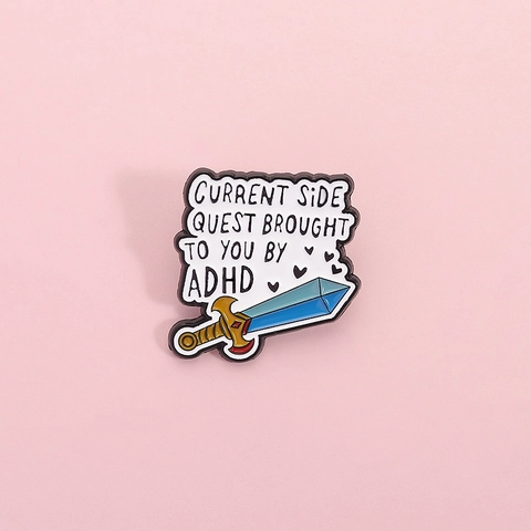 Lustige ADHD Current Side Quest Emaille Pin Kreative Schwert Metall Brosche Abzeichen Schmuck Geschenk Für Freunde Herren Damen