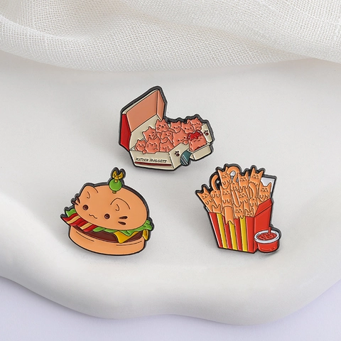 Spilla Creativa a Forma di Gatto Fast Food Smaltata in Lega di Zinco Gatto Burger Patatine Nuggets Distintivo per Decorazione Abbigliamento Zaino