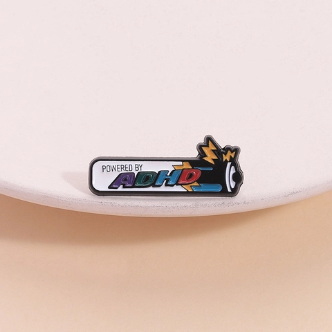 Spilla Smaltata Creativa Powered By ADHD Batteria Distintivo Lettera Personalizzata Elemento Flash Spilla Accessorio Borsa Vestiti