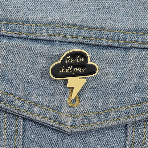 Kreative Schwarze Wolke Blitz Emaille Pin This Too Shall Pass Legierung Brosche Für Jeansjacken Taschen Hüte Unisex Schmuck Zubehör