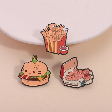 Spilla Creativa a Forma di Gatto Fast Food Smaltata in Lega di Zinco Gatto Burger Patatine Nuggets Distintivo per Decorazione Abbigliamento Zaino