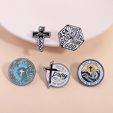 Set di Spille Smaltate Cristiane Religiose Croce Terra Montagna Onda Scritta Spilla in Lega di Zinco per Vestiti Unisex