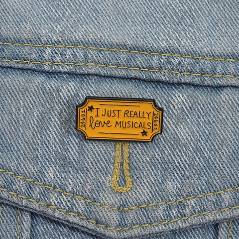 Gelbe Musical Ticket Emaille Anstecknadel I Just Really Love Musicals Brosche Abzeichen Zinklegierung Für Tasche Jacke Geschenk