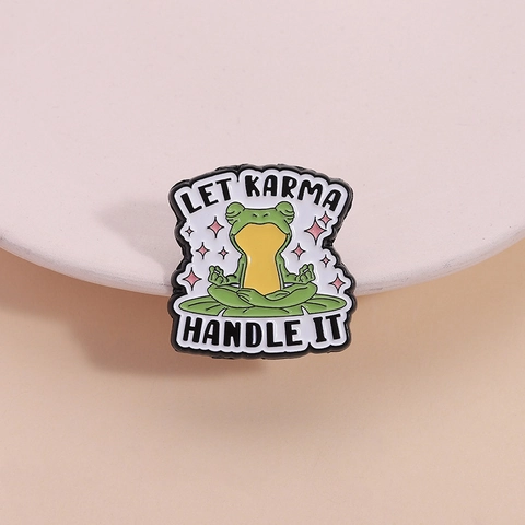 Lustige Meditierende Frosch Emaille Brosche Mit Let Karma Handle It Slogan Cartoon Yoga Frosch Anstecknadel Schmuck Geschenk