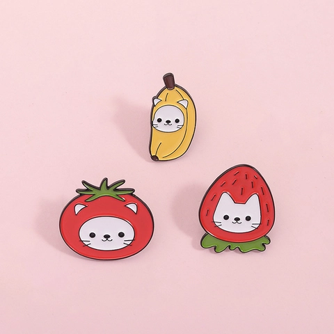 Lustige Frucht Katze Emaille Brosche Pin Zinklegierung Banane Erdbeere Tomate Cartoon Tier Revers Abzeichen Schmuck Für Kleidung Tasche
