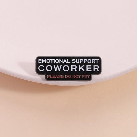 Divertente Spilla in Smalto Emotional Support Coworker Please Do Not Pet in Lega di Zinco Spilla per Ufficio Lavoro Regalo Quotidiano