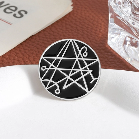 Spilla in Smalto di Lega Rotonda Simbolo Mistero Geometrico Distintivo Creativo Pentacolo Spilla da Risvolto per Zaino Abbigliamento