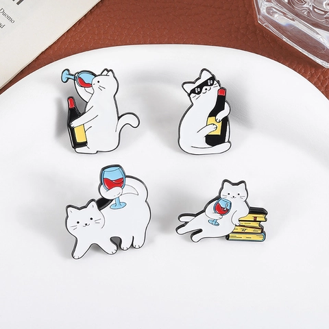 Lustiger Cartoon Weiße Katze Rotwein Emaille Brosche Abzeichen Für Damen Legierung Metall Katze Trinken Wein Reversnadel Schmuck