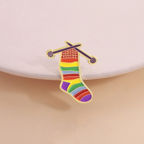 Spilla Creativa a Forma di Calzino a Righe Arcobaleno Smaltata in Lega di Zinco Laccata Distintivo Accessorio per Abbigliamento Gioielli Regalo