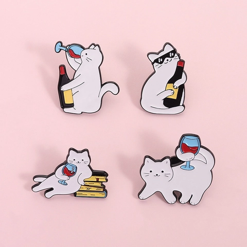 Lustige Rotwein Katze Emaille-Pins Süße Cartoon Weiße Katze Hält Weinglas Flasche Legierung Brosche Abzeichen Für Rucksack Kleidung Schmuck