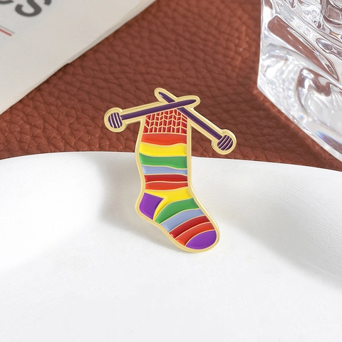 Spilla Creativa a Forma di Calzino a Righe Arcobaleno Smaltata in Lega di Zinco Laccata Distintivo Accessorio per Abbigliamento Gioielli Regalo