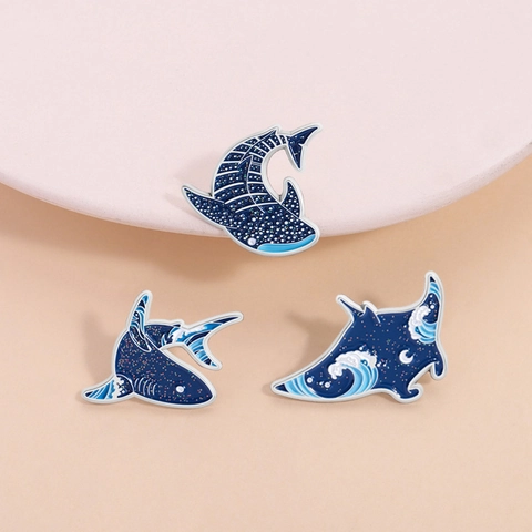 Broche en Émail Style Océan Requin Raie Requin-Baleine Vague Ukiyo-e Paillettes Badge en Alliage de Zinc Bijoux de Mode