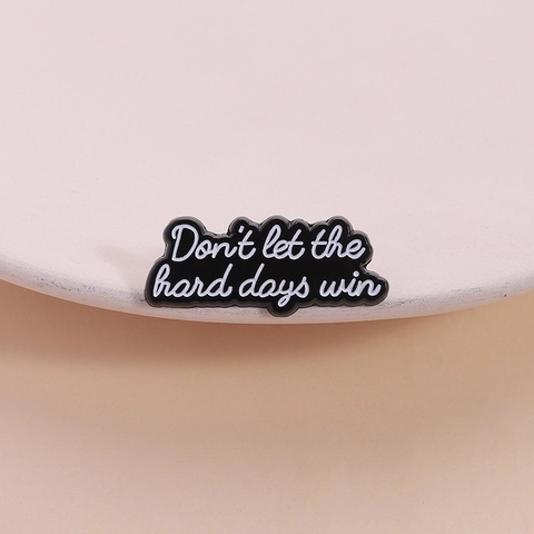 Moderner Minimalistischer Zinklegierung Emaille Brosche Pin Inspirierender Slogan Dont Let The Hard Days Win Schriftzug Metall Abzeichen Schmuck