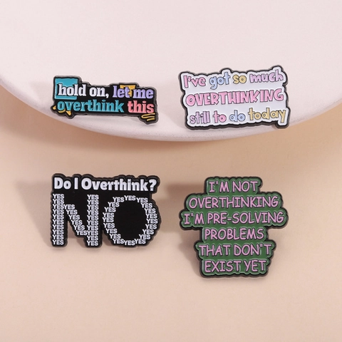 Grappige Overthinking Letter Emaille Pin Zinklegering Humoristische Quote Broche Badge Voor Kleding Tassen Sieraden