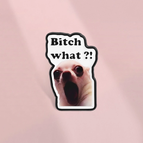 Spilla in Smalto Divertente Meme Chihuahua Con Scritta Bitch What Distintivo in Lega di Zinco Umoristico Per Zaino Abbigliamento Accessorio Decorativo