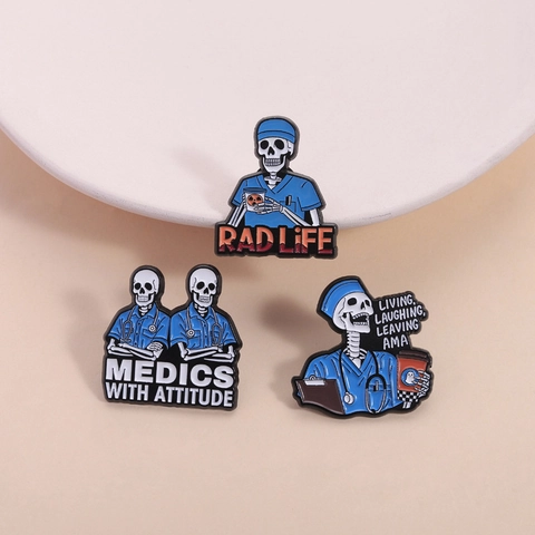 Lustige Medizinische Skelett Emaille Brosche Pin Medics Mit Attitude Rad Life Living Laughing Leaving AMA Skelett Arzt Abzeichen