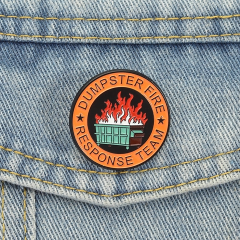 Divertido Pin de Esmalte Redondo Dumpster Fire Response Team de Aleación de Zinc Pintura al Horno Insignia Broche para Chaqueta Mochila