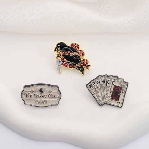 Gothic Rabe Emaille Anstecknadel Crow Club Brosche Dunkler Stil Spielkarten Zinklegierung Abzeichen Mit Rose Für Kleidung Schmuck