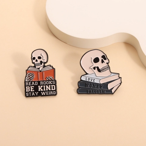 Lustiger Totenkopf Buch Emaille Pin Abzeichen Legierung Skelett Lesen Stay Weird Brosche Liebe Geld Freiheit Schmuck Geschenk
