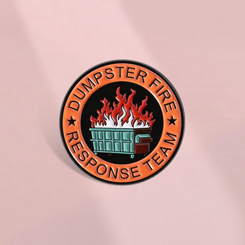 Spilla in Smalto Dumpster Fire Response Team Creativo Cartone Animato Tondo Lega Zinco Distintivo Per Zaino Giacca