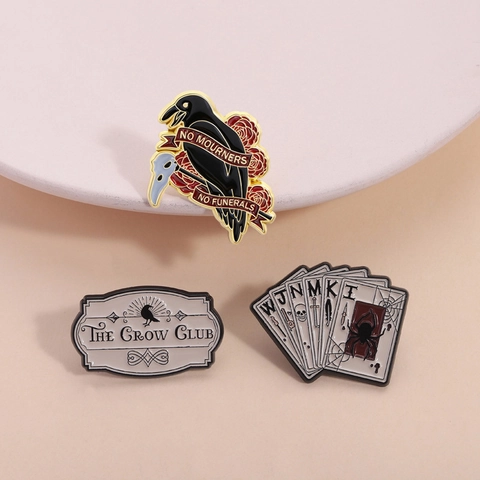 Gothic Rabe Emaille Anstecknadel Crow Club Brosche Dunkler Stil Spielkarten Zinklegierung Abzeichen Mit Rose Für Kleidung Schmuck