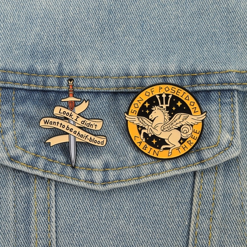 Ensemble d'épingles en Émail Inspirées d'un Film Fantastique Broche Bouclier Rond Épée en Alliage Ruban Pégase Trident Badge Héros Magique Bijoux pour Décoration de Vêtements et Sacs