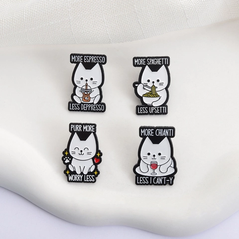 Divertente Spilla Smaltata Gatto Bianco Cartone Animato Animale More Spaghetti Less Upsetti Citazioni Distintivo per Vestiti Zaino
